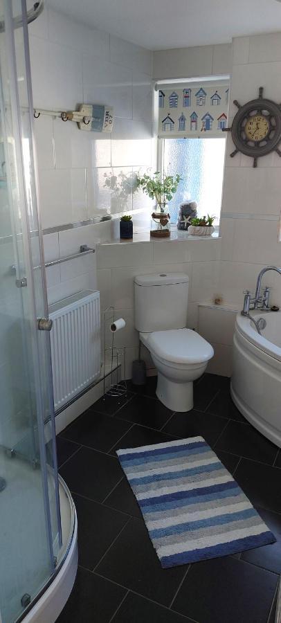 Sea Crest, Beautiful Home In Tenby With Sea Views 외부 사진