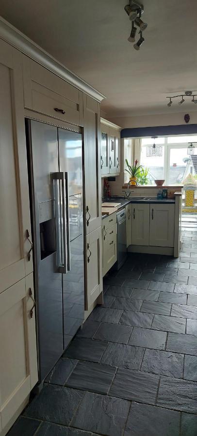 Sea Crest, Beautiful Home In Tenby With Sea Views 외부 사진